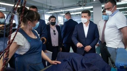Зеленський ознайомився з виробництвом спецодягу для медиків у Чернігові