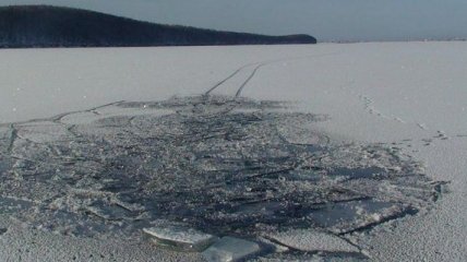 Два авто провалились под лед в Днепропетровской области 