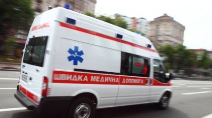 В центре Киева на голову девушке упало стекло