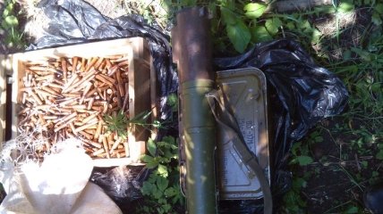 В Донецкой области пограничники обнаружили скрытый арсенал оружия