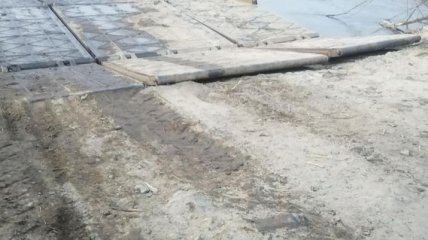 Колесо попало в щель: в Ровенской области подросток погиб на понтонном мосту 