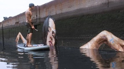 Невероятно: художник пишет картины, балансируя на доске для серфинга (Фото)