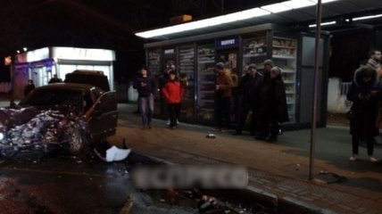 ДТП в Киеве: авто влетело в остановку с людьми