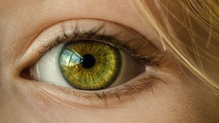 Неспокойное веко: как бороться с регулярным глазным тиком
