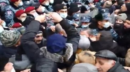Протесты в Армении переросли в штурм здания правительства (видео)