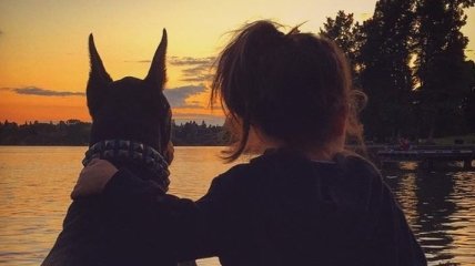 Удивительная дружба крошечной девочки с гигантским доберманом (Фото)