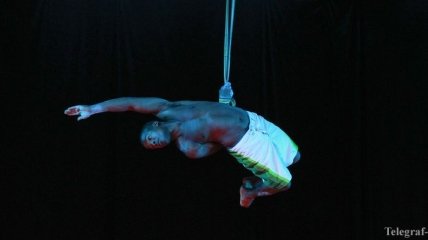 Во время выступления Cirque du Soleil на глазах у зрителей упал акробат (Видео)