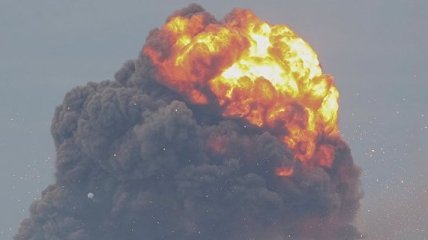 Появилось ужасающие видео взрывов на складе боеприпасов в Калиновке 