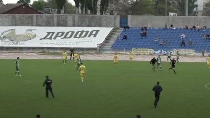 В чемпионате Украины фанат попытался устроить самосуд над арбитром (видео)