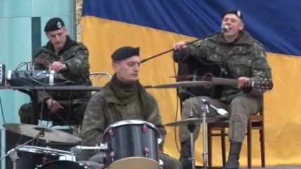 Заблокированные морпехи организовали концерт в Керчи (Видео) 