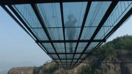 Самый высокий стеклянный мост в Китае: видео с перепуганными туристами