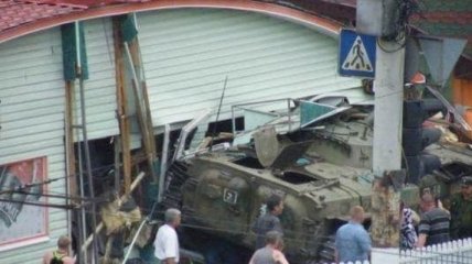 В Луганске БМП боевиков раздавила посетителей кафе