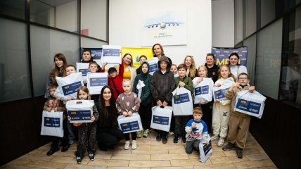 В Киеве детям погибших защитников передали ноутбуки и планшеты в рамках международного проекта