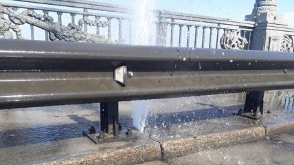 На мосту Патона в Киеве прорвало трубу: из тротуара бьет вода