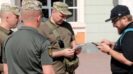 Військовослужбовці ТЦК з бодікамерою