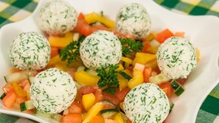 Кульки з фети та маслин надають незвичайності простому овочевому салату.