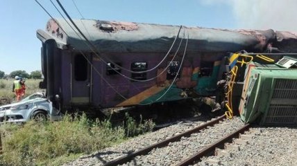 В ЮАР поезд сошел с рельс, есть погибшие и пострадавшие