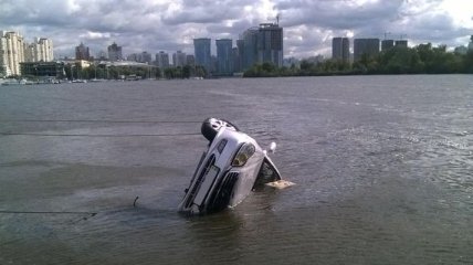 Автомобиль с водителем утонул в Киеве