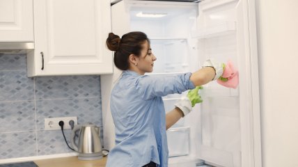 Перед тем, как застелить полки холодильника, его нужно тщательно помыть