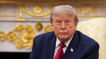 Дональд Трамп продолжает декорировать Овальный кабинет в золото