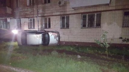 ДТП в Киеве: легковушка влетела в дом