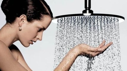 Медики расказали, почему полезно принимать душ