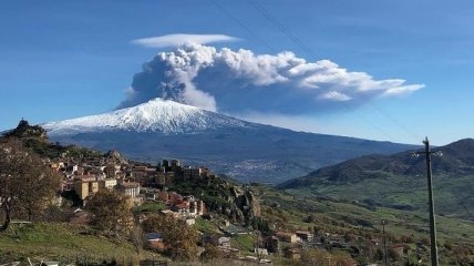 Активность вулкана Этна на Сицилии остается неизменной