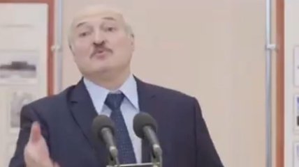 Лукашенко рассказал врачам, как "воевал" с Путиным (видео)