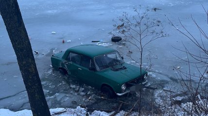 Автомобиль в озере