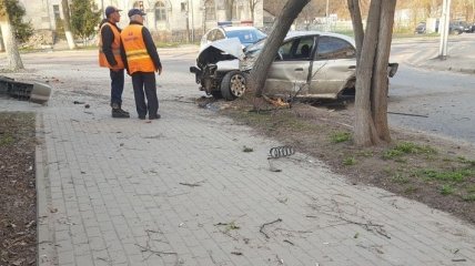 Пьяный студент в Киеве протаранил остановку и два дерева