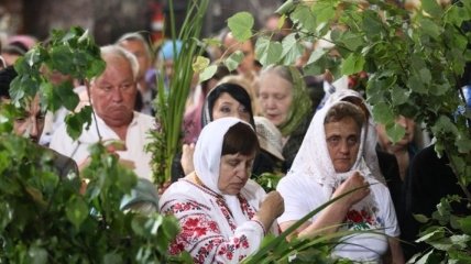 Первые лица государства поздравили украинцев с Днем Святой Троицы