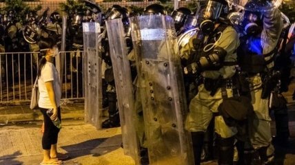 Власти Китая проводят тренировки полицейских для разгона митингующих