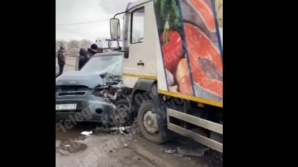 Разнесло "всмятку": под Киевом произошло серьезное ДТП с грузовиком (видео) 