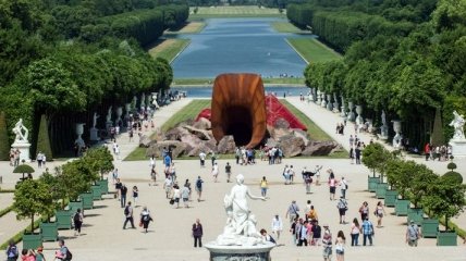 Вандалы надругались над провокационной скульптурой в Версале 