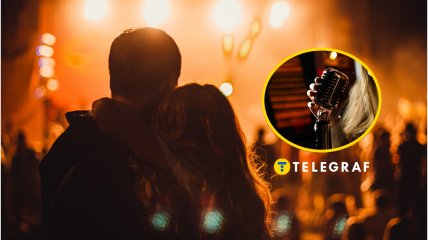 Люди слушают музыку на концерте