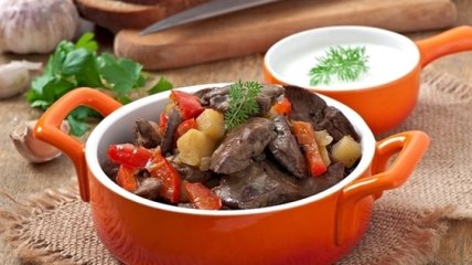 Жаркое из куриной печeни с болгарским перцем и яблоками