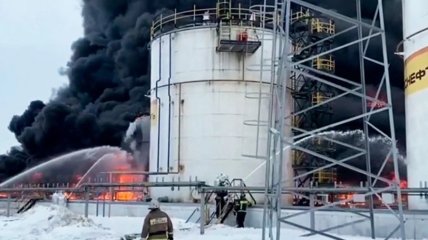 Пожежу на нафтобазі під Брянськом не можуть загасити другий день