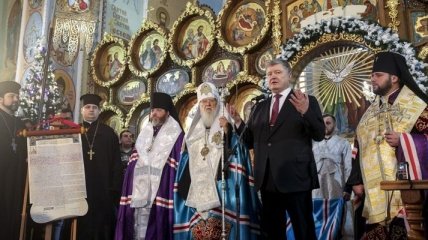 Итоги 10 января: Порошенко с орденом, глава "Укрзализныци" и в Карпатах нашелся турист  