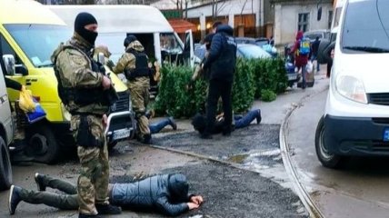 В Одессе на продаже елок поймали беглого бандита: елочники отбивали его у полиции (видео)