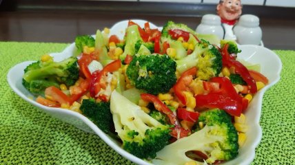 Тушеный перец с брокколи