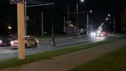 Відео порятунку таксистом протестувальника, який втікає від силовиків у Мінську стало вірусним у мережі