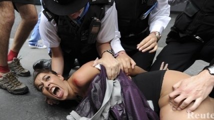 Femen устроили в Лондоне пробег топлес