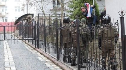 Полиция возбудила дело за сожжение флага РФ во Львове