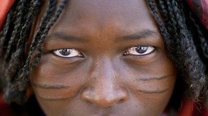 Шрамирование с помощью колючек и лезвия в Африке (Фото)