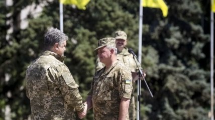 Президент Украины наградил Муженко орденом Богдана Хмельницкого