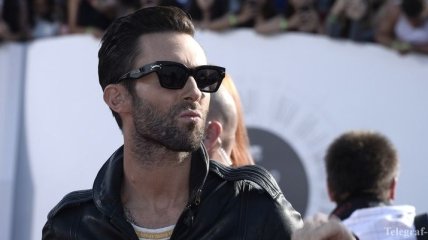 Солист группы "Maroon 5" подвергся нападению сумасшедшей фанатки. Видео
