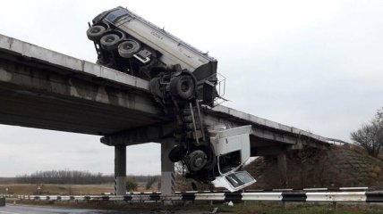 "Водитель, вероятно, теперь седой": под Мариуполем грузовик повис на мосту 