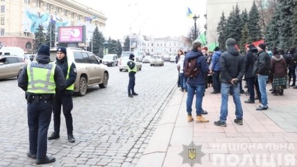 Полиция установила личность мужчины, который разбрызгал газ у здания Харьковской ОГА