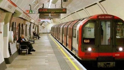 В Лондоне остановился поезд в метро