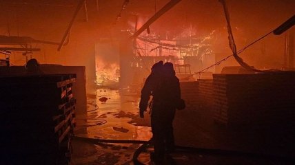 Спасатели долго не могли ликвидировать пожар во Львове